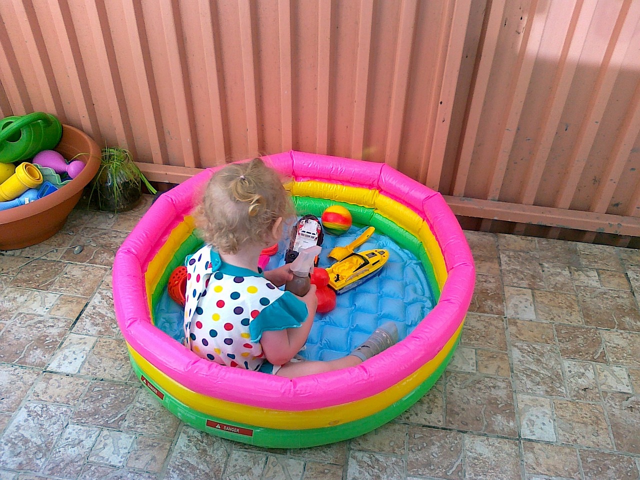 I moje dcera je celá po mě. Miluje bazén. 