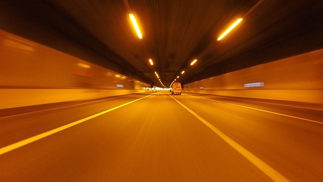 jízda v osvětleném tunelu